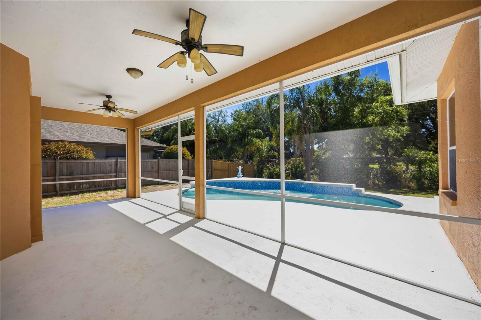 Image 13 of 79 For 562 Oak Bay Drive