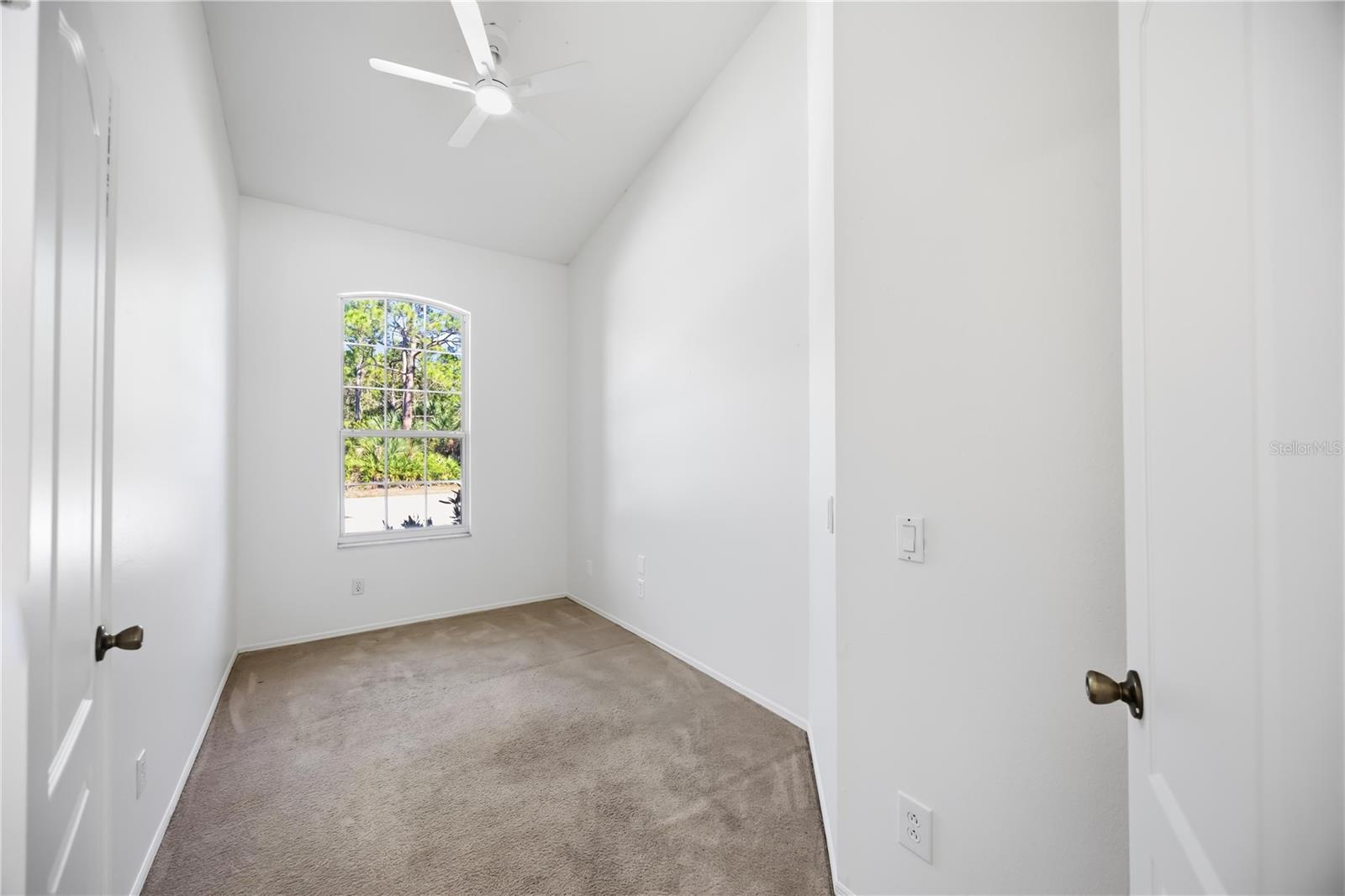 Image 14 of 79 For 562 Oak Bay Drive