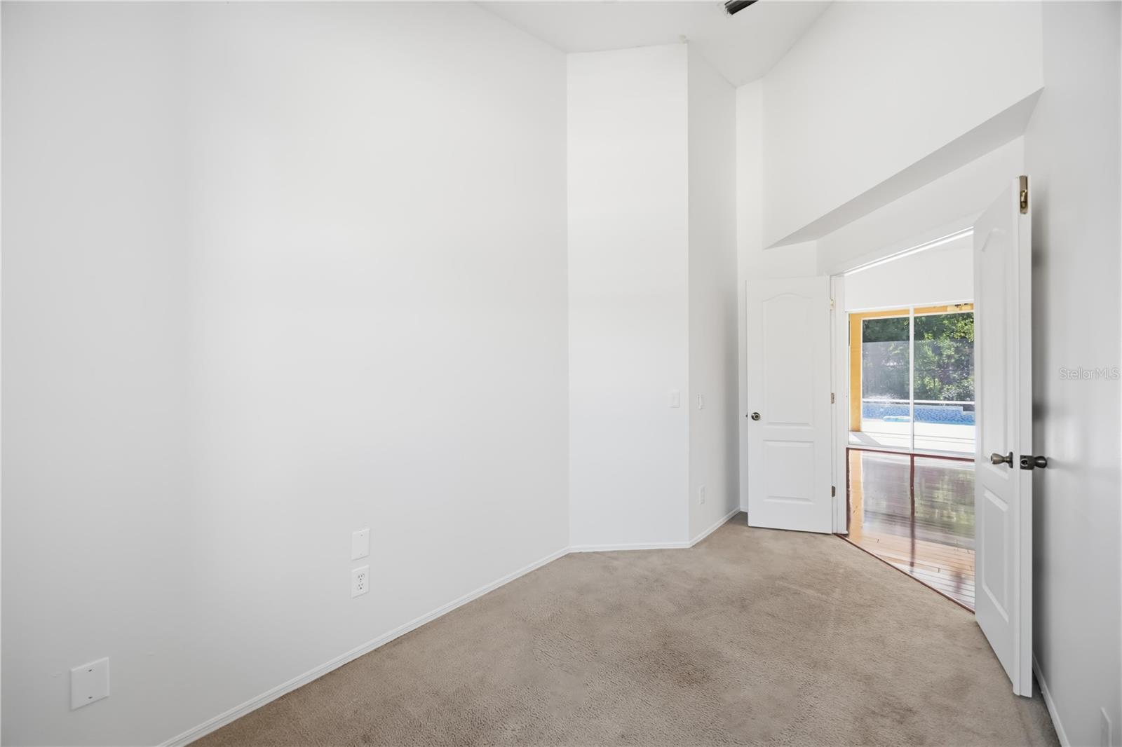 Image 15 of 79 For 562 Oak Bay Drive