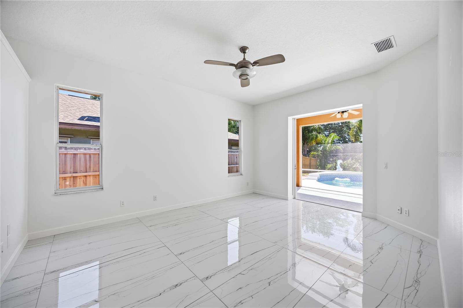 Image 17 of 79 For 562 Oak Bay Drive