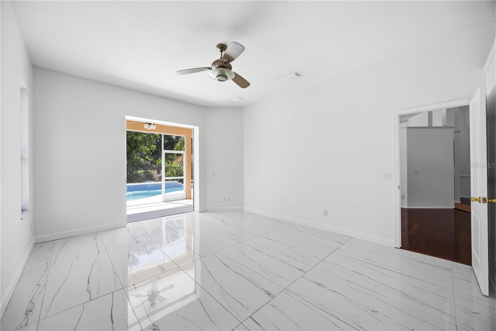 Image 18 of 79 For 562 Oak Bay Drive