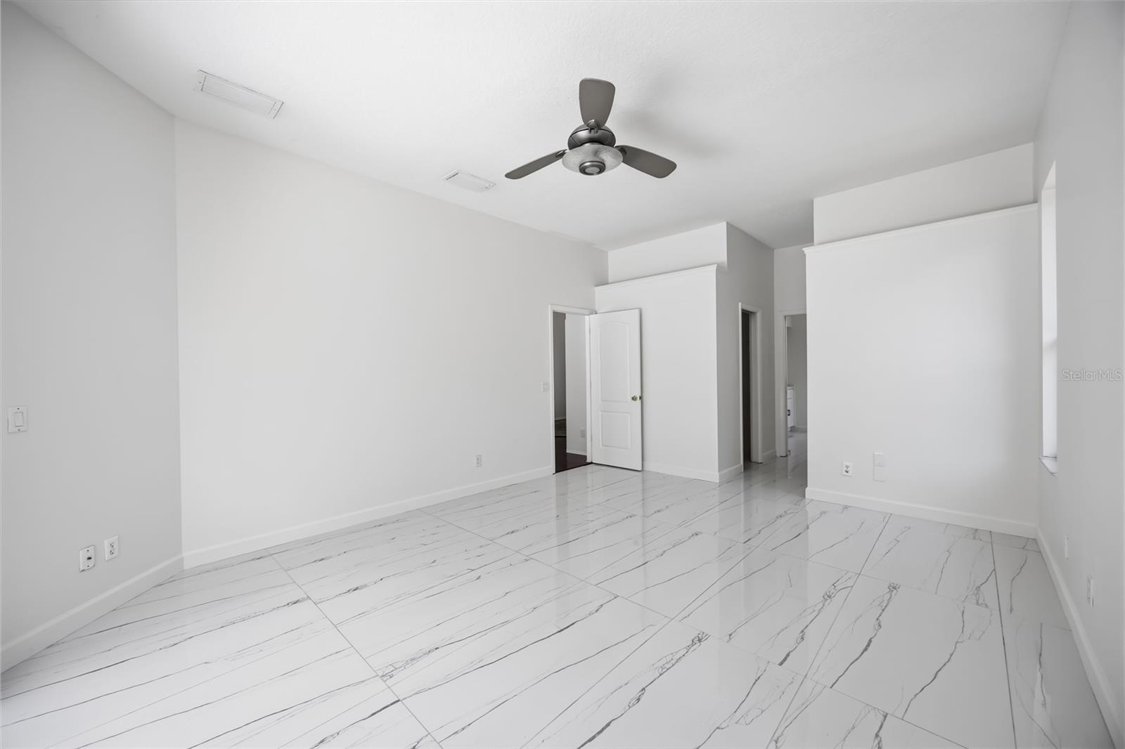 Image 20 of 79 For 562 Oak Bay Drive