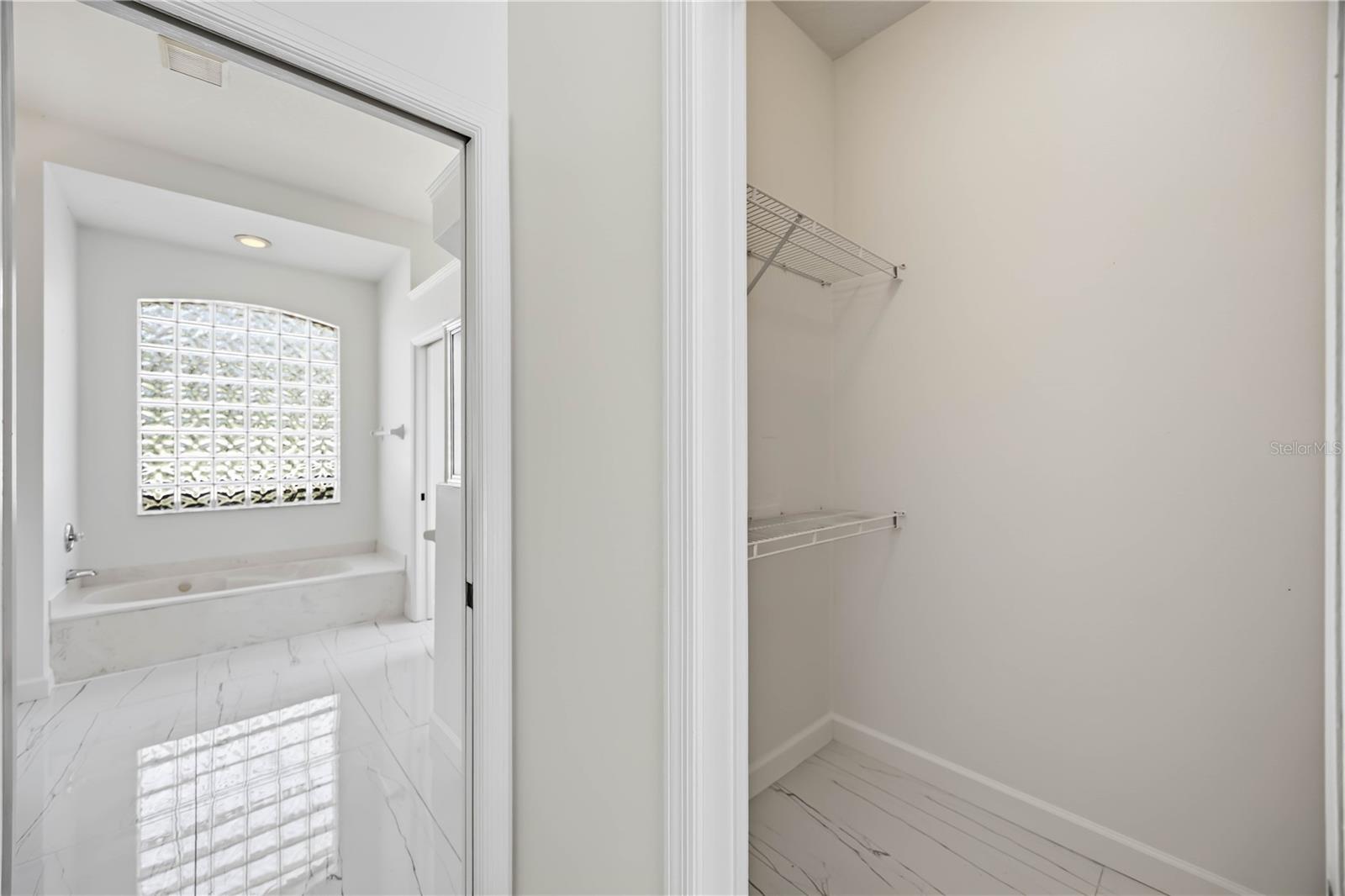 Image 22 of 79 For 562 Oak Bay Drive