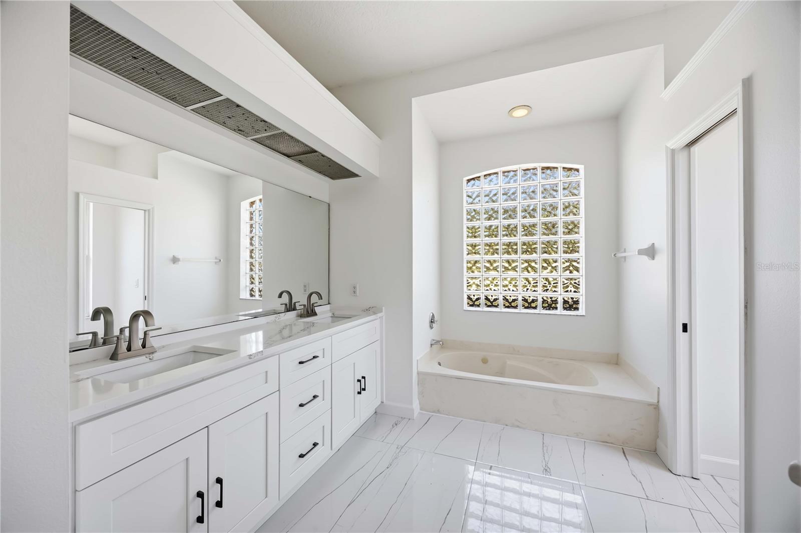 Image 24 of 79 For 562 Oak Bay Drive