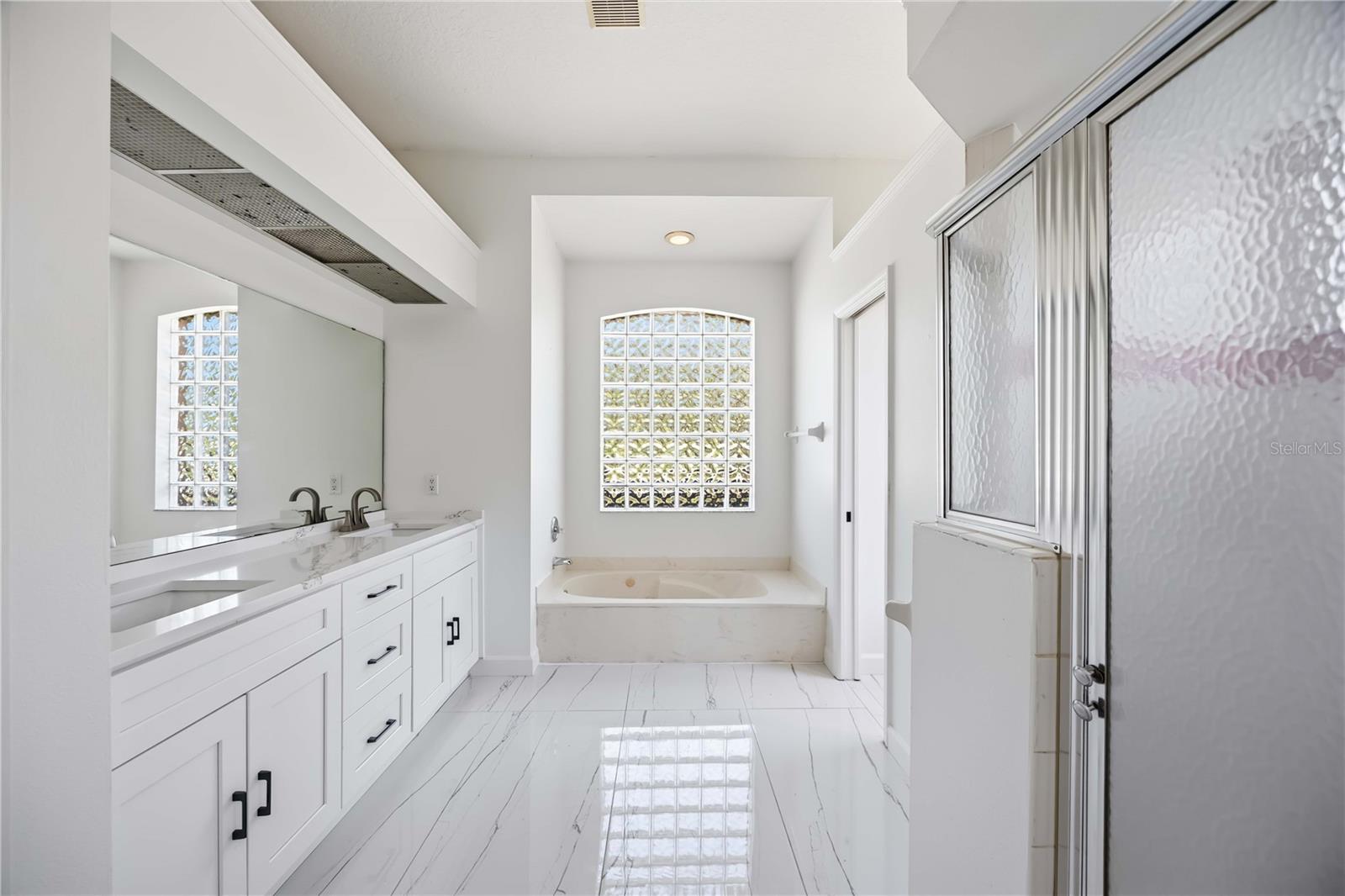 Image 25 of 79 For 562 Oak Bay Drive