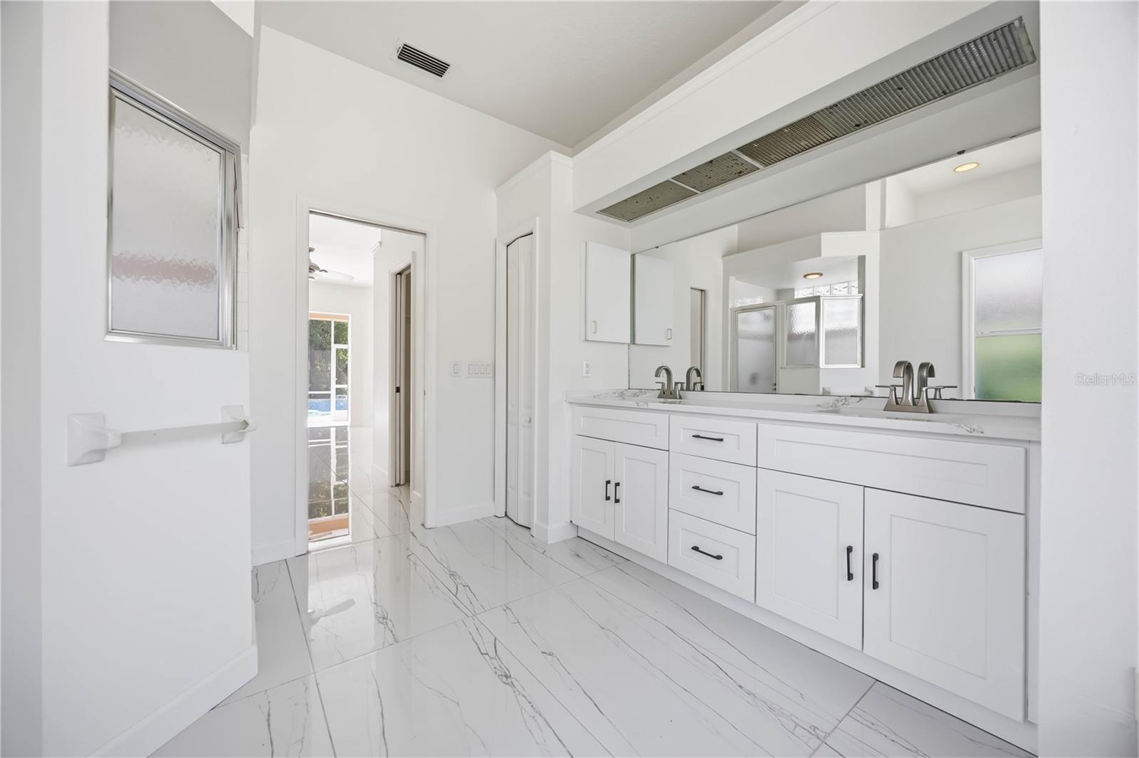 Image 26 of 79 For 562 Oak Bay Drive