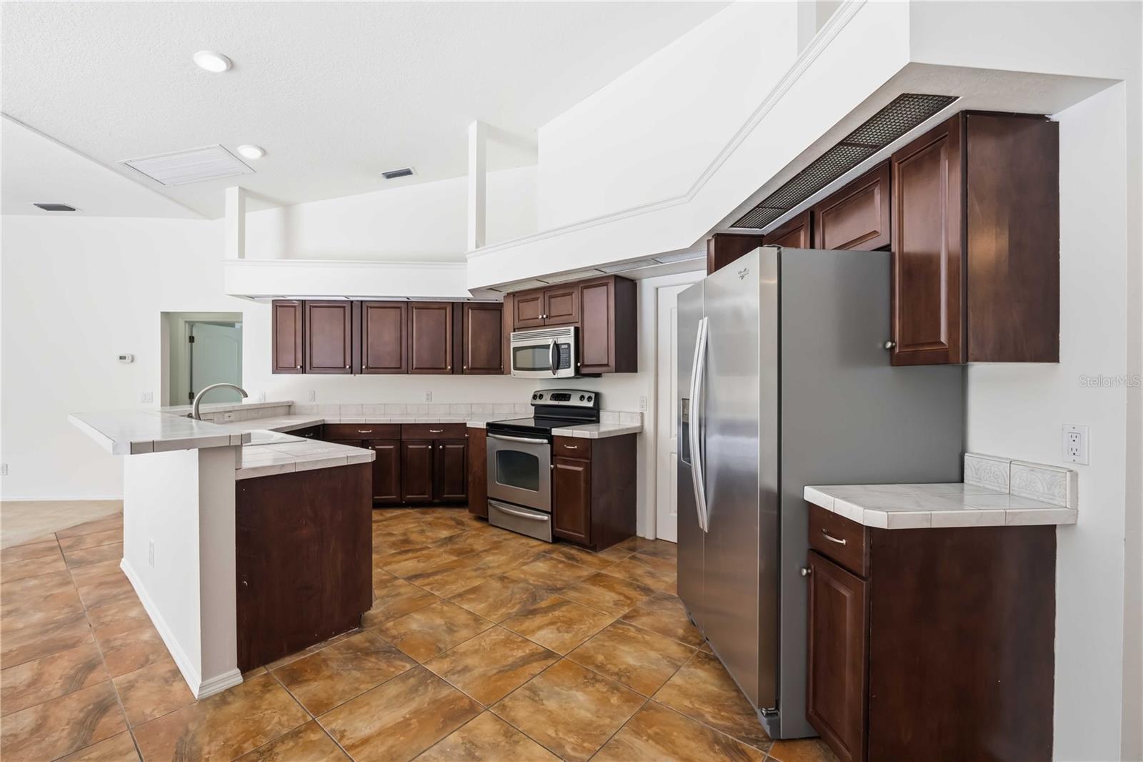 Image 27 of 79 For 562 Oak Bay Drive