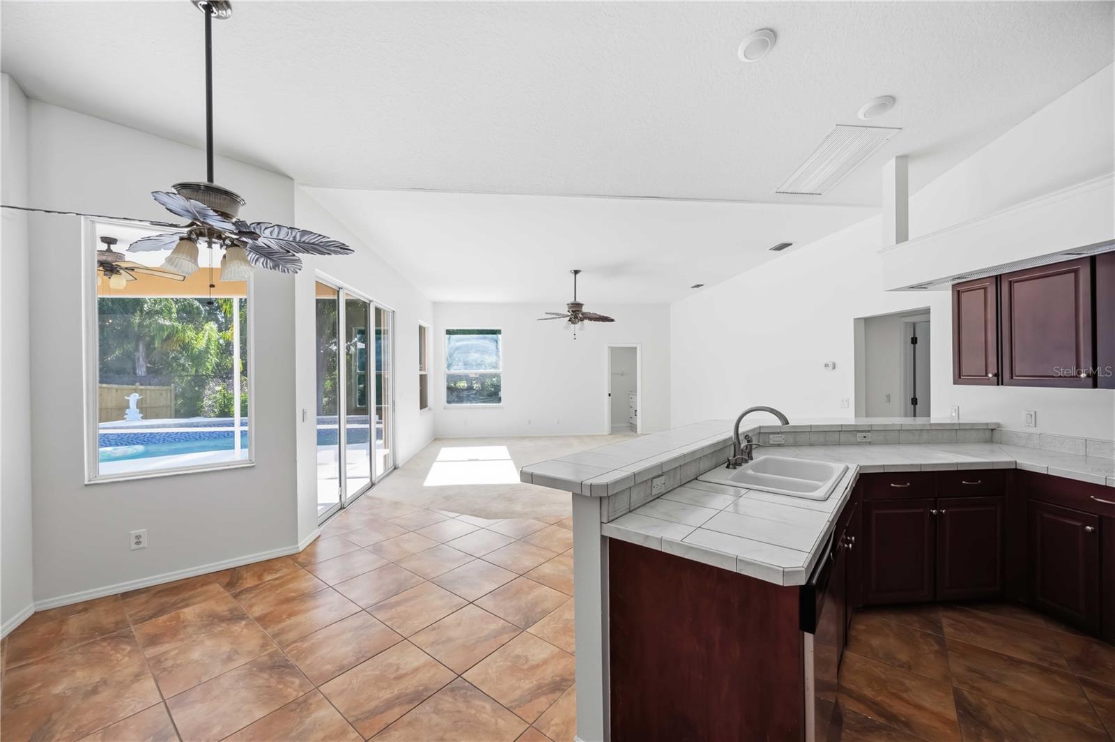 Image 28 of 79 For 562 Oak Bay Drive