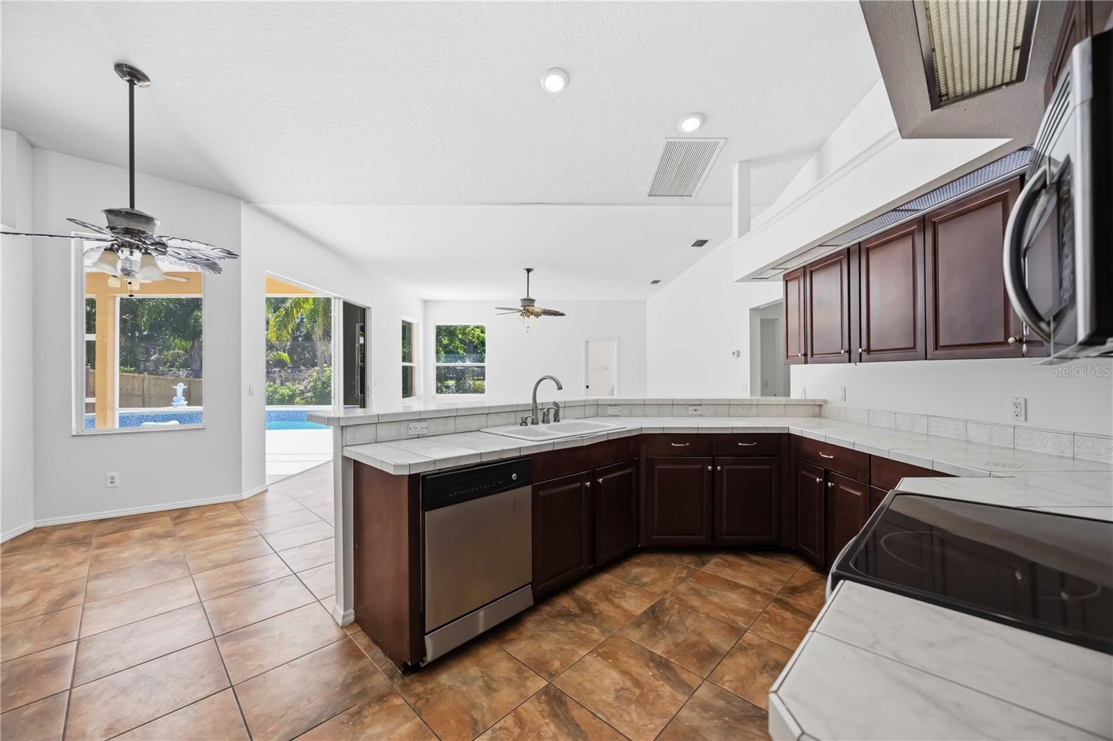 Image 30 of 79 For 562 Oak Bay Drive