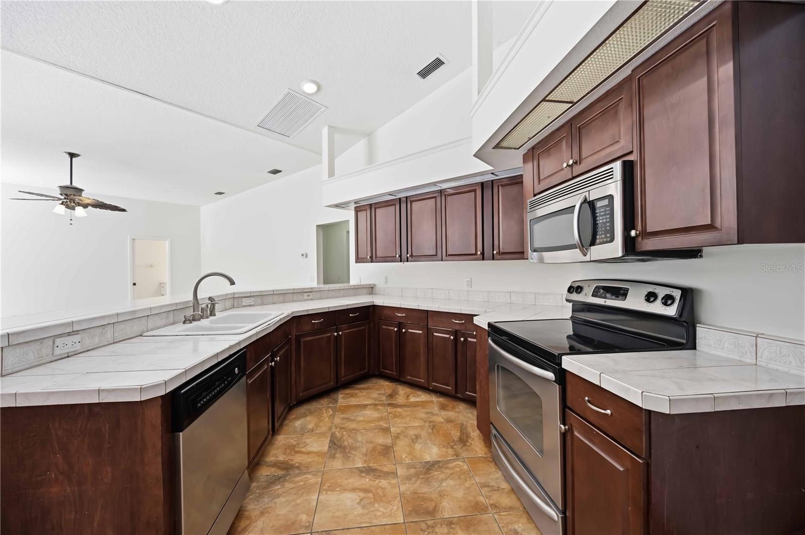 Image 31 of 79 For 562 Oak Bay Drive