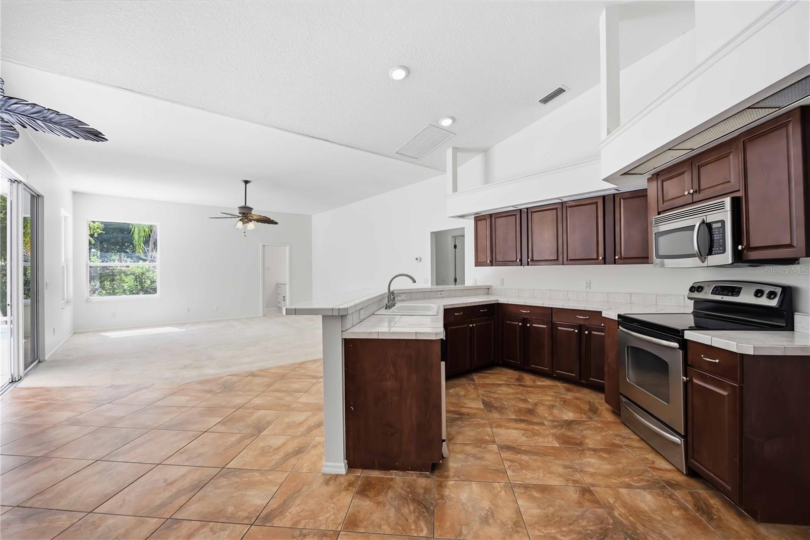 Image 32 of 79 For 562 Oak Bay Drive