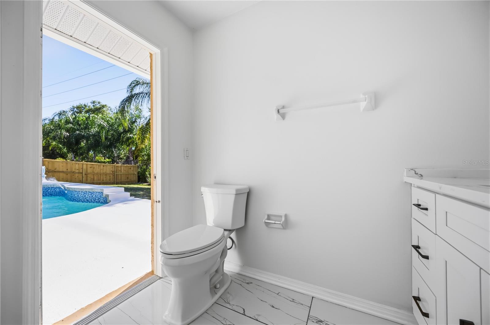 Image 38 of 79 For 562 Oak Bay Drive