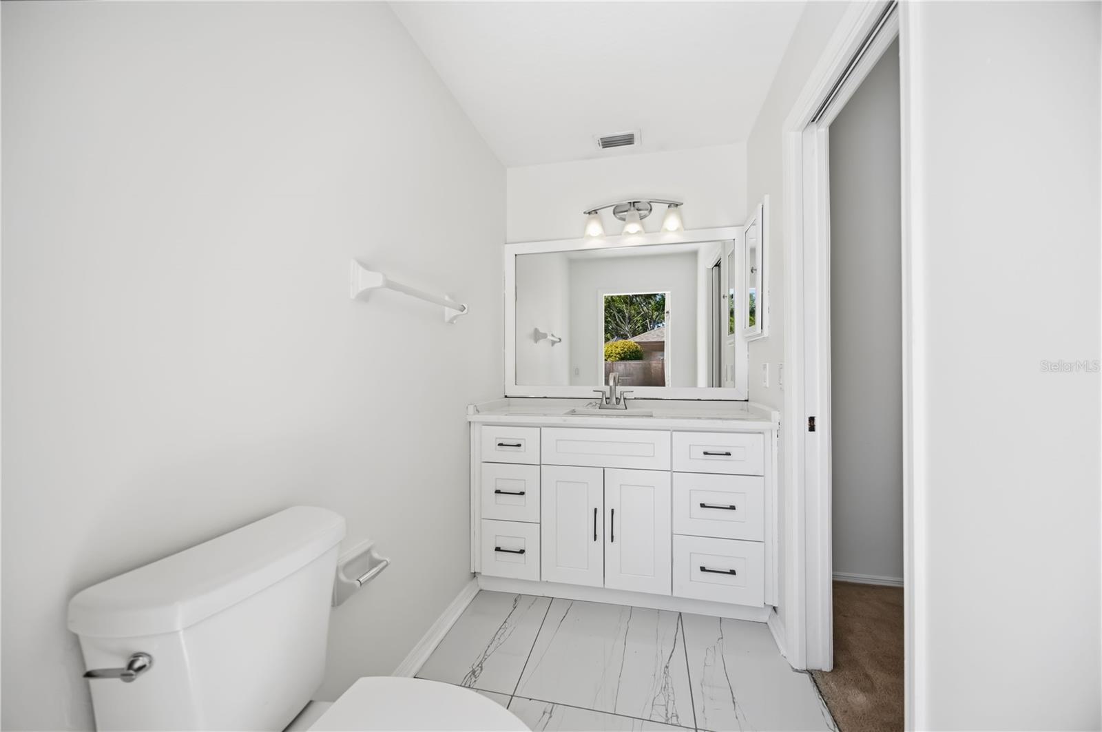 Image 39 of 79 For 562 Oak Bay Drive