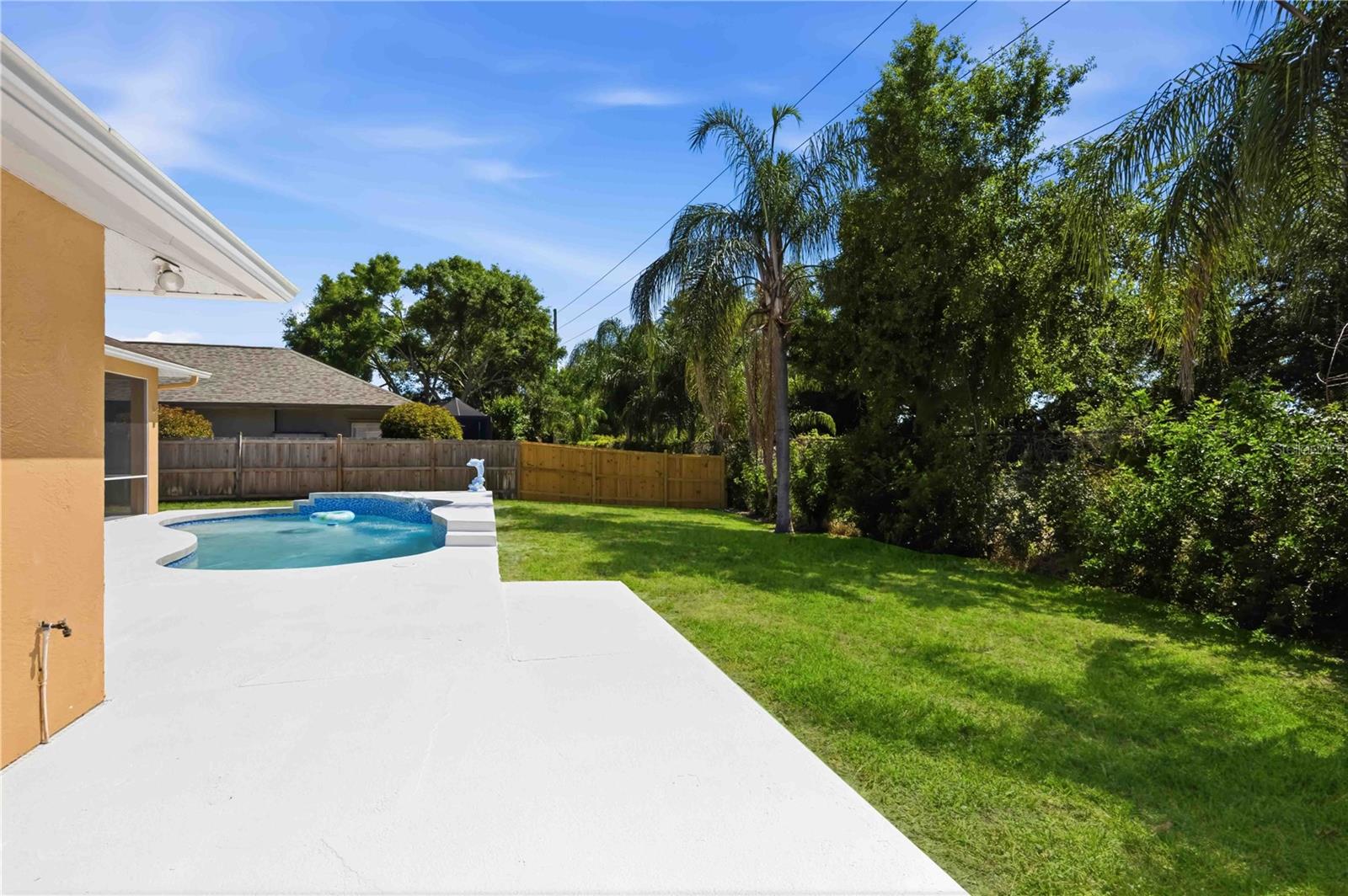 Image 53 of 79 For 562 Oak Bay Drive