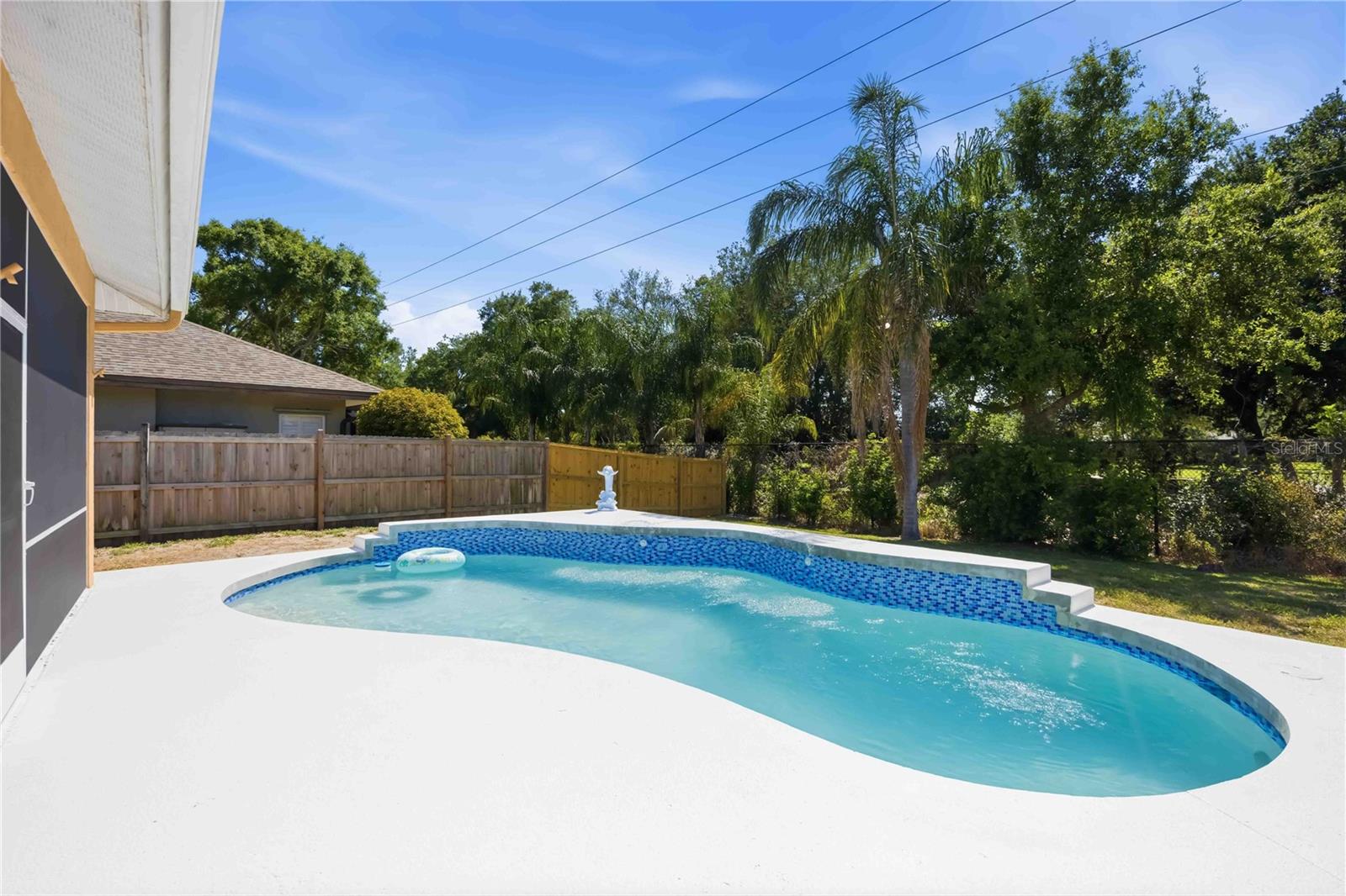 Image 56 of 79 For 562 Oak Bay Drive