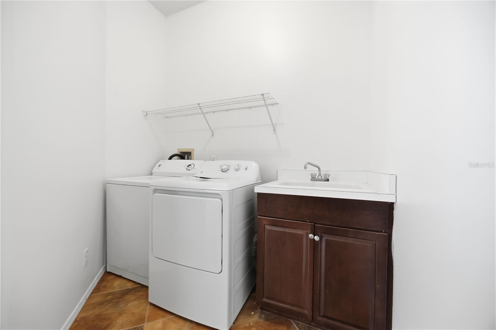 Image 58 of 79 For 562 Oak Bay Drive