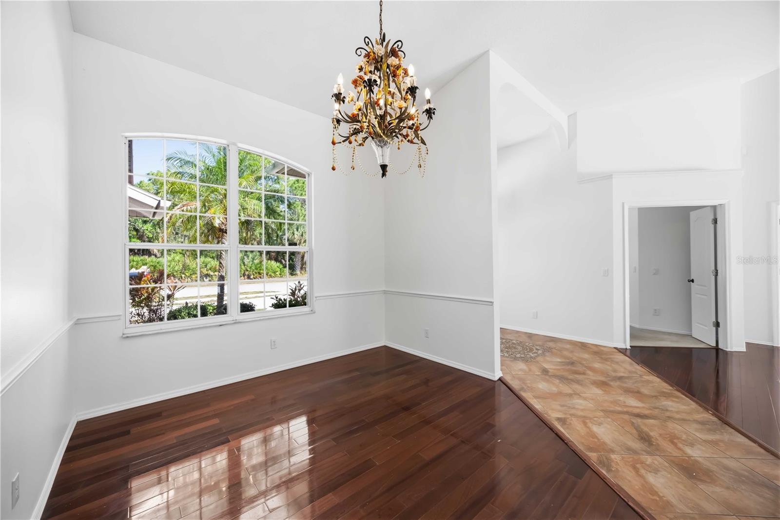 Image 7 of 79 For 562 Oak Bay Drive