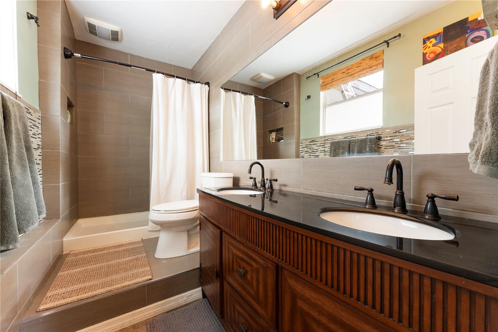 Image 16 of 37 For  40th Street 