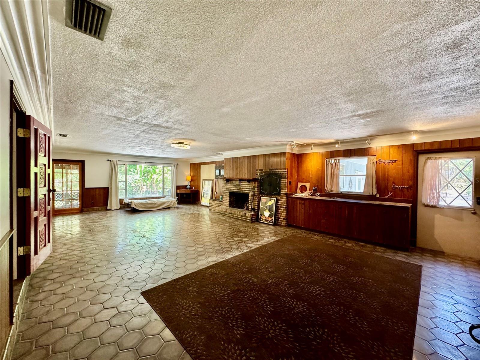 Image 21 of 37 For  40th Street 