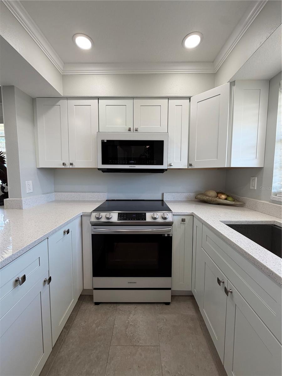 Image 7 of 45 For 102 46th Avenue Terrace W 403