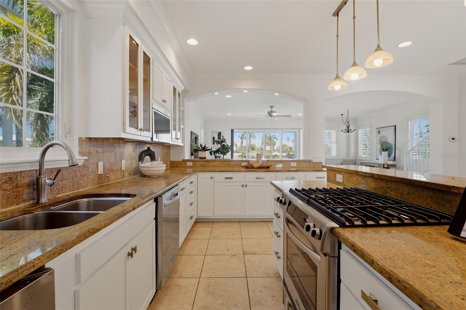 Image 12 of 73 For 418 Pine Avenue