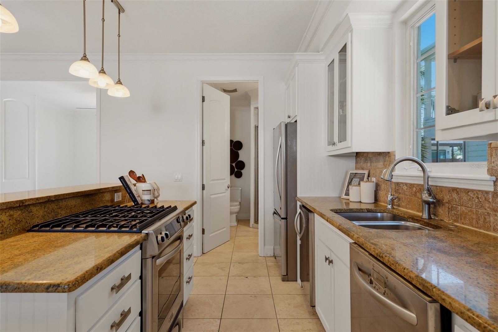 Image 14 of 73 For 418 Pine Avenue