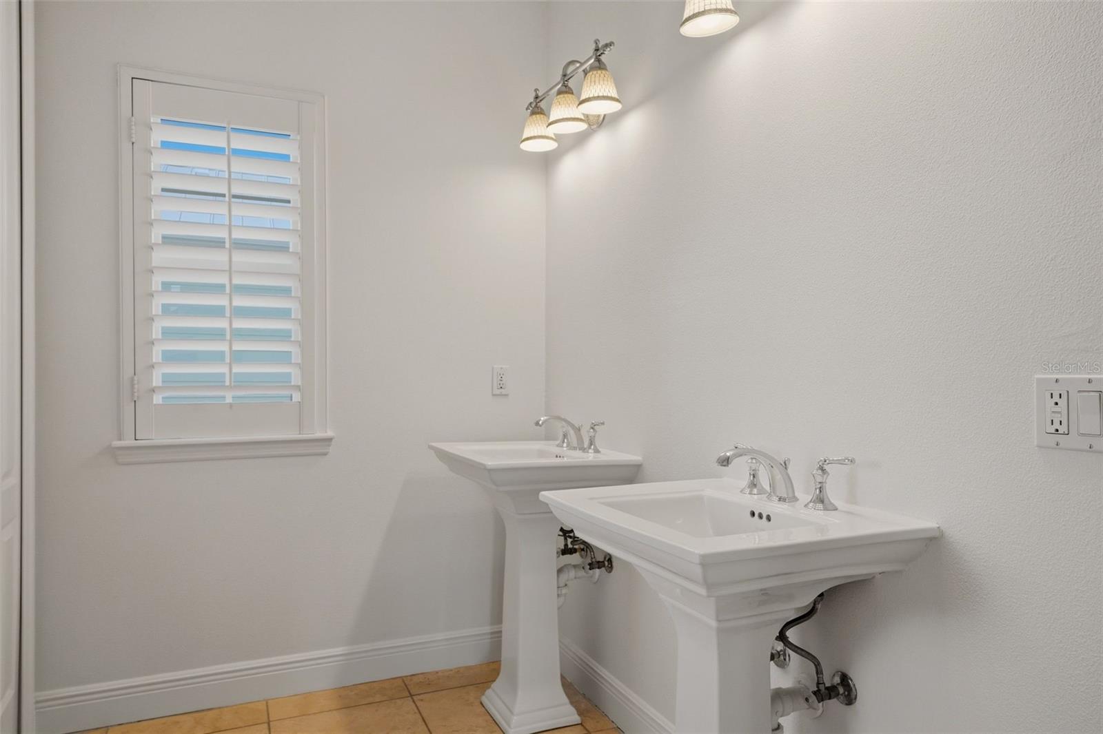 Image 48 of 73 For 418 Pine Avenue