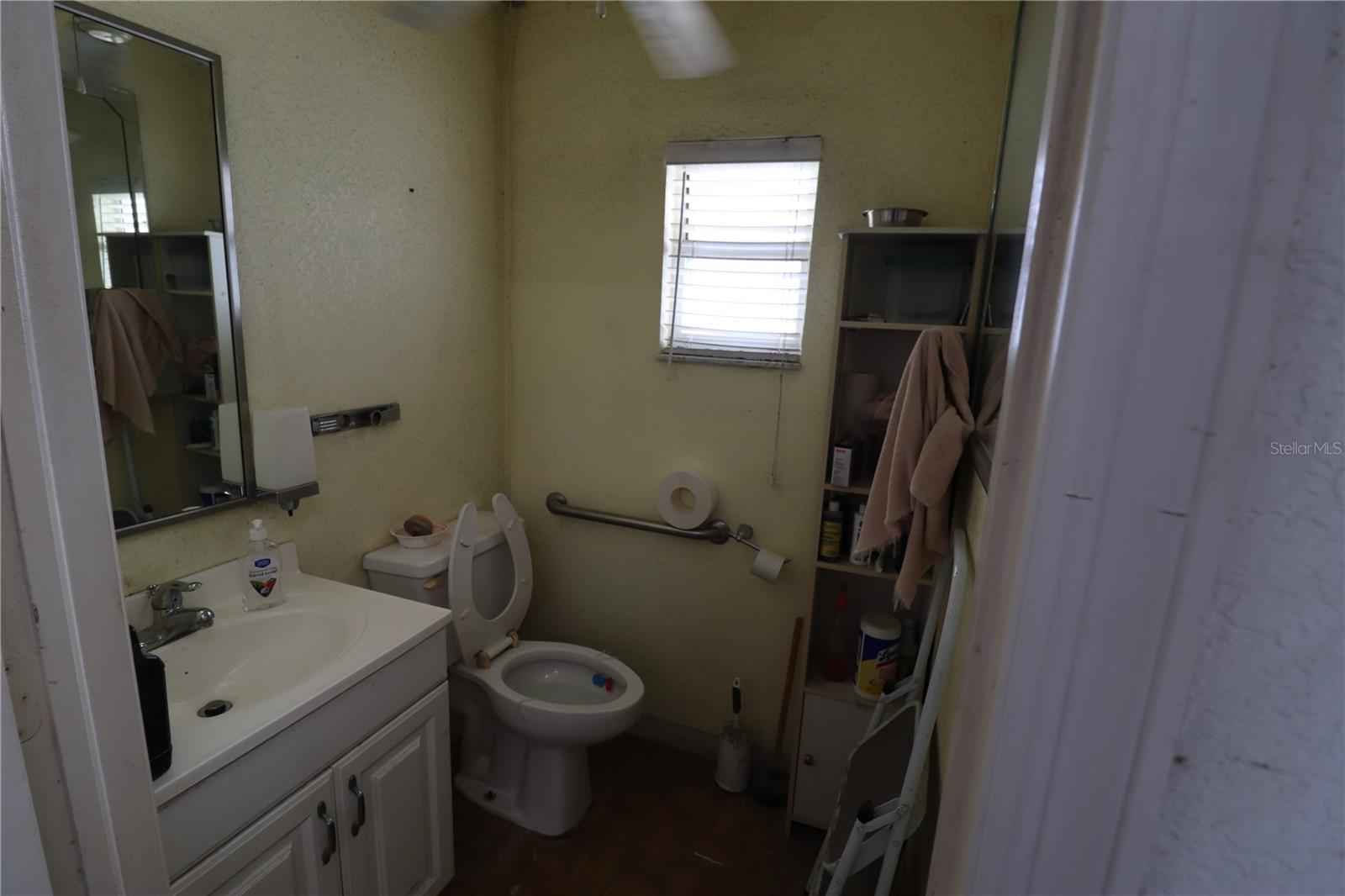 Image 4 of 5 For 18350 Paulson Drive 1