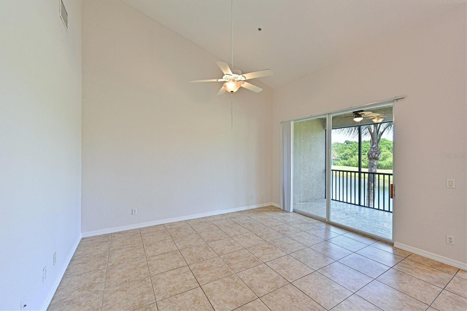 Image 12 of 53 For 1011 Fairwaycove Lane 202