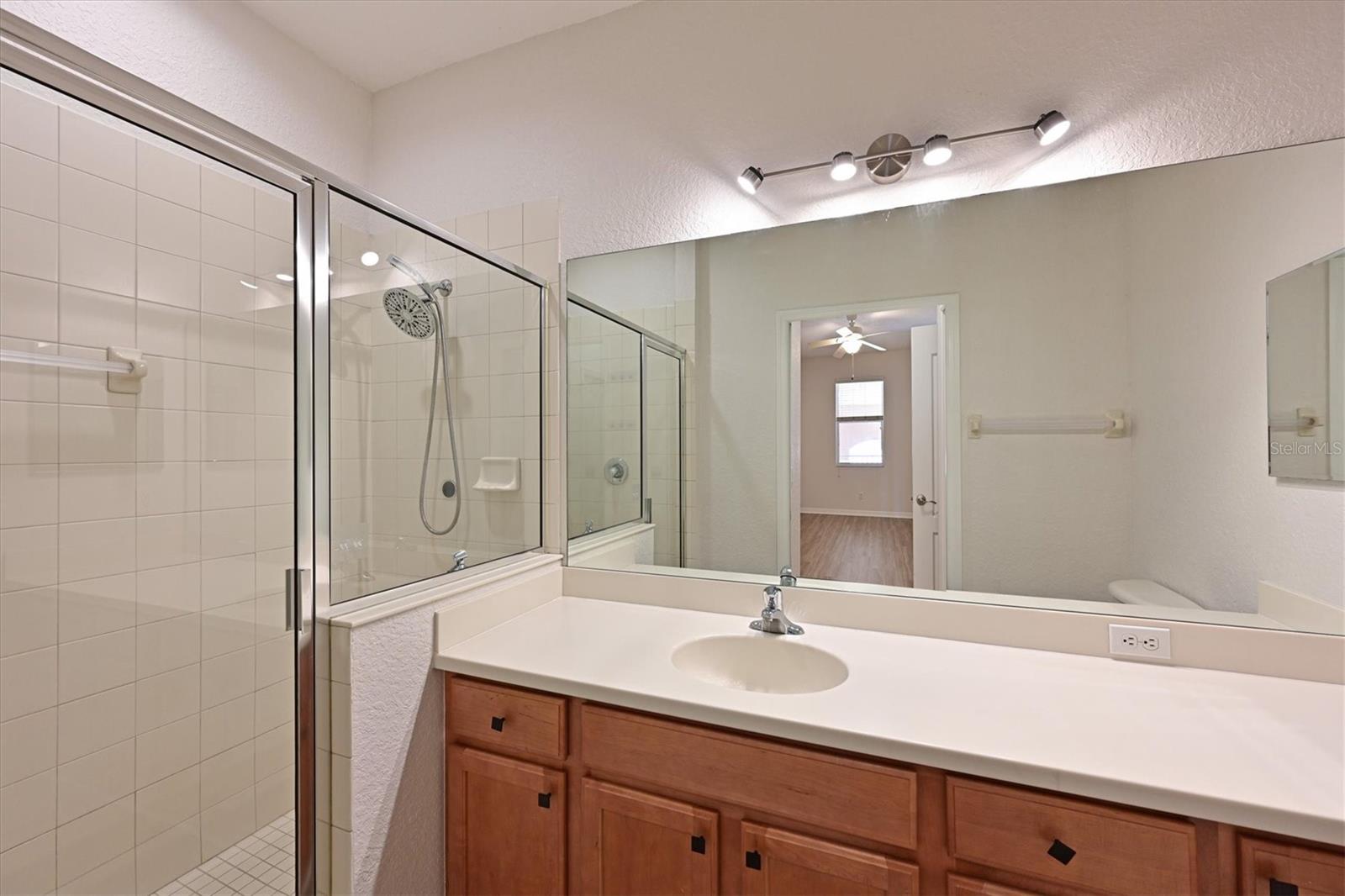 Image 18 of 53 For 1011 Fairwaycove Lane 202