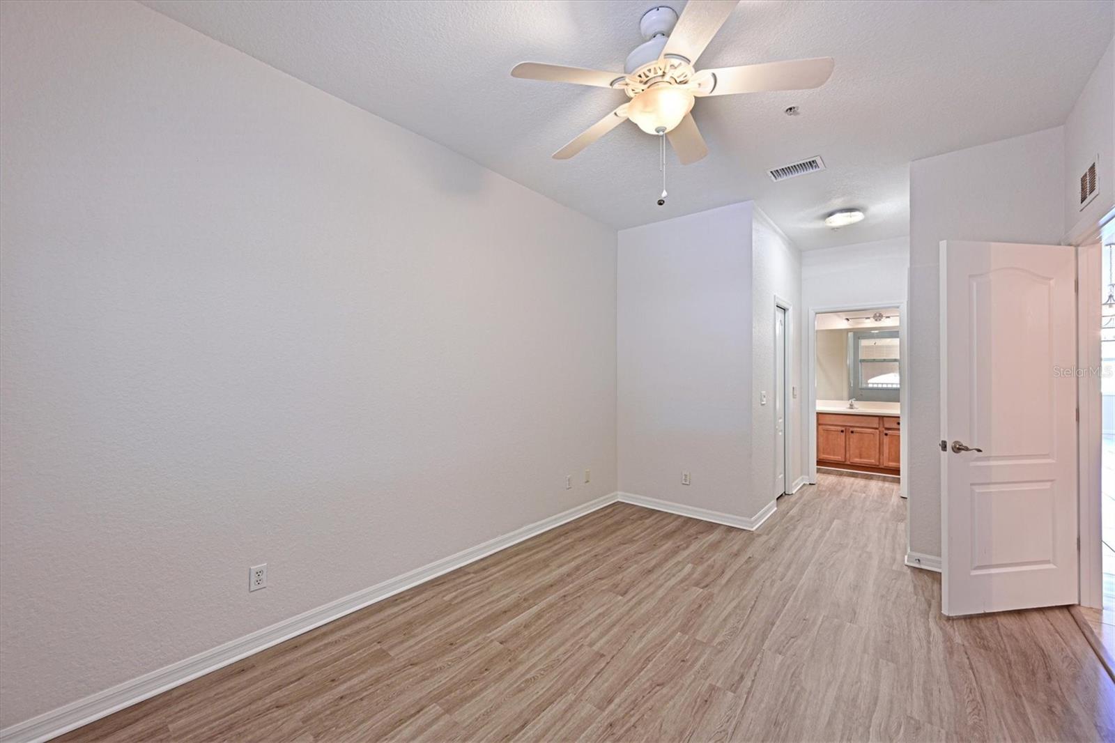 Image 19 of 53 For 1011 Fairwaycove Lane 202