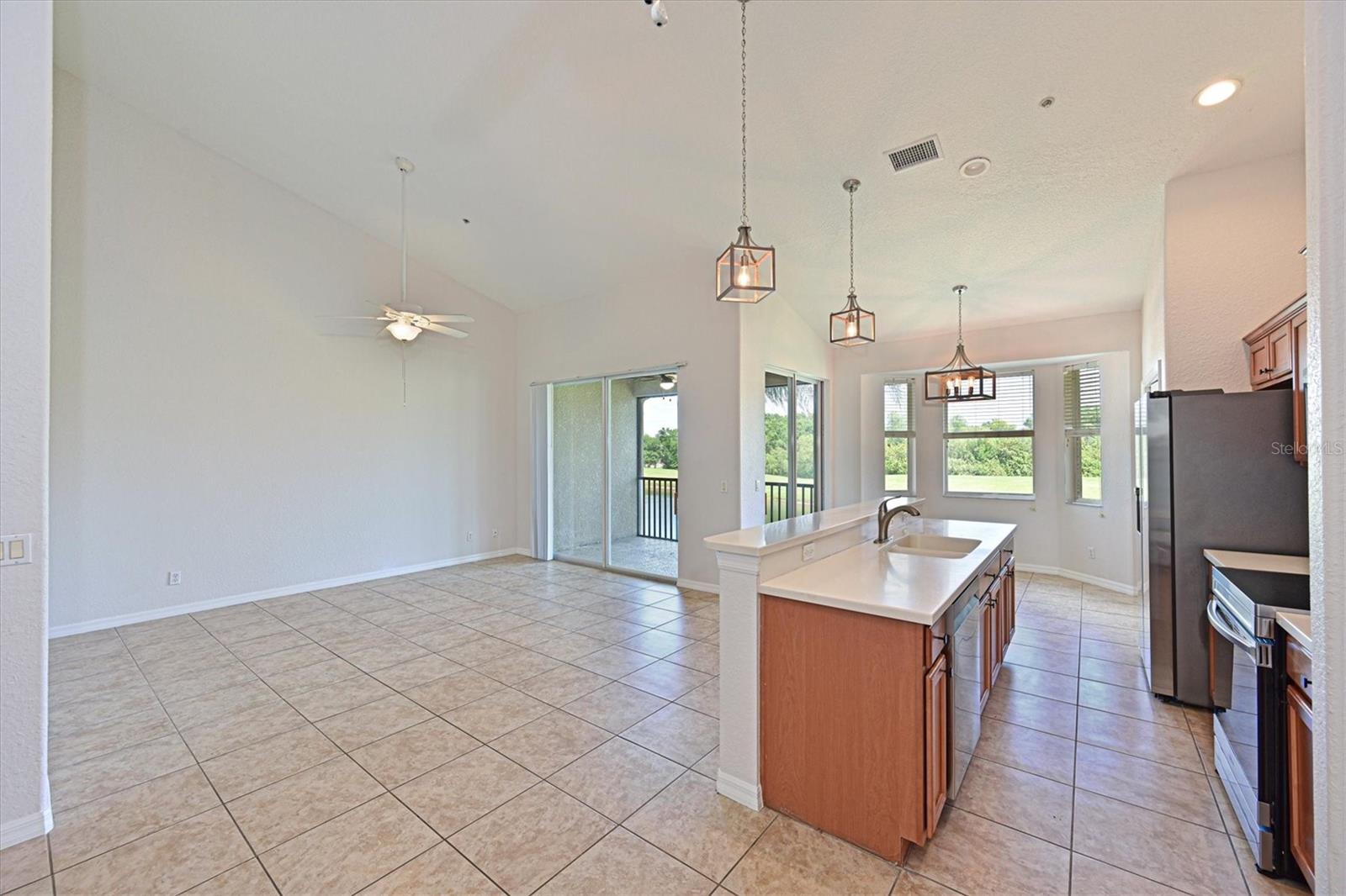 Image 6 of 53 For 1011 Fairwaycove Lane 202