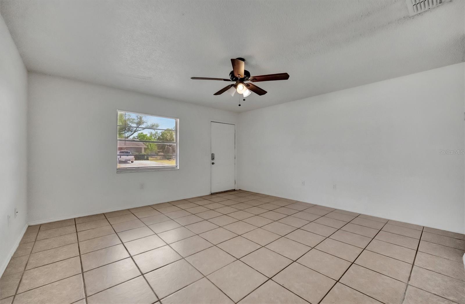 Listing photo id 11 for 416 40th Street E