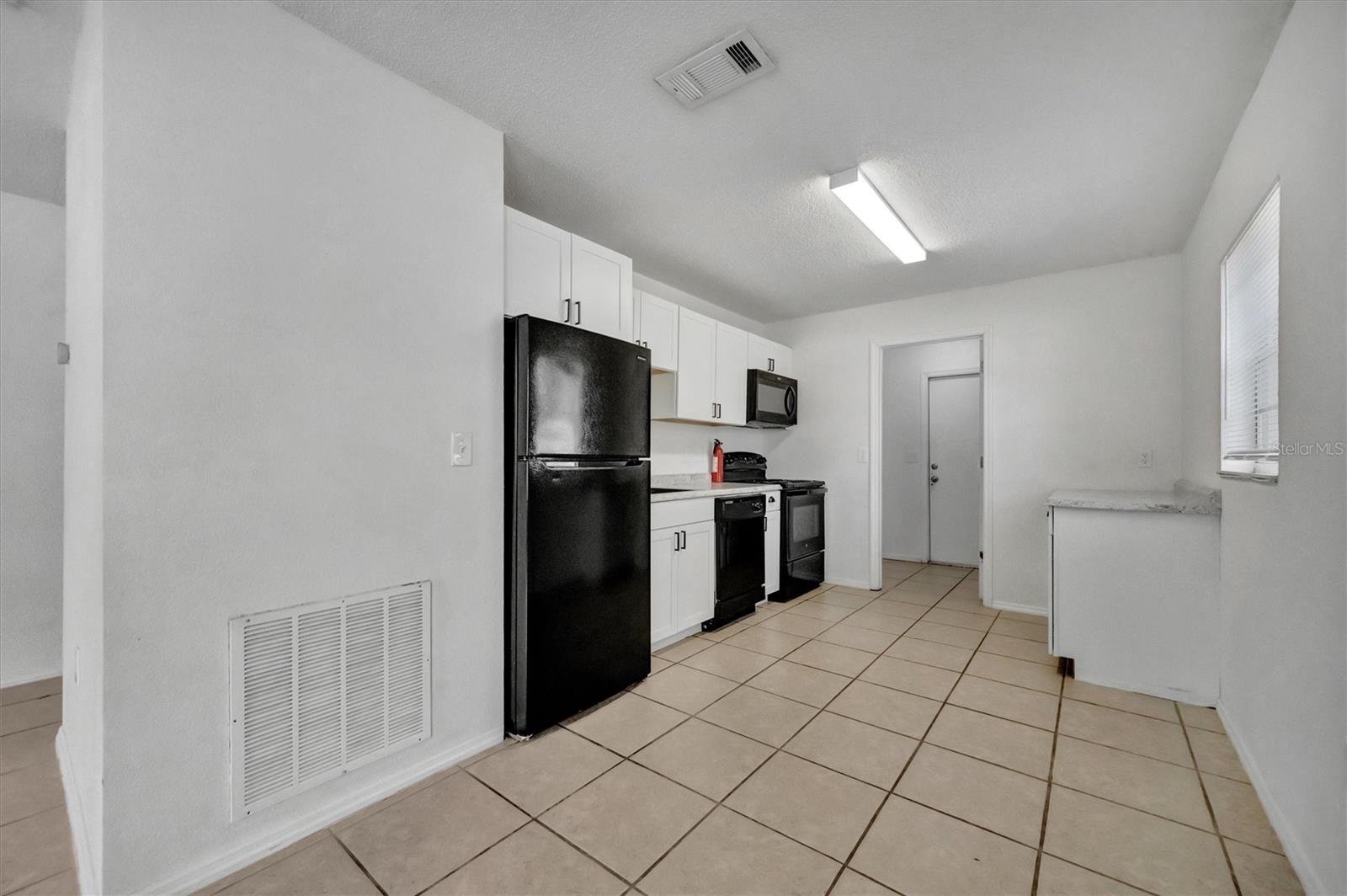 Listing photo id 13 for 416 40th Street E