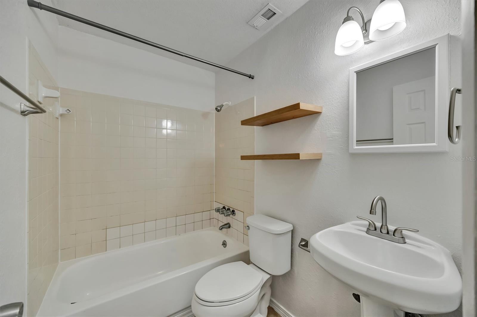 Listing photo id 21 for 416 40th Street E