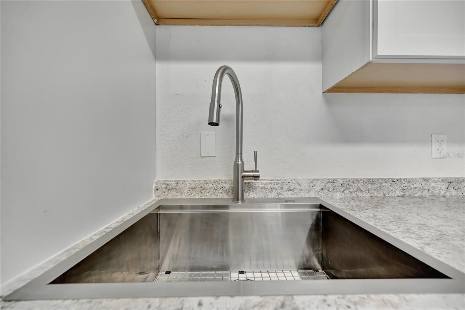 Listing photo id 35 for 416 40th Street E