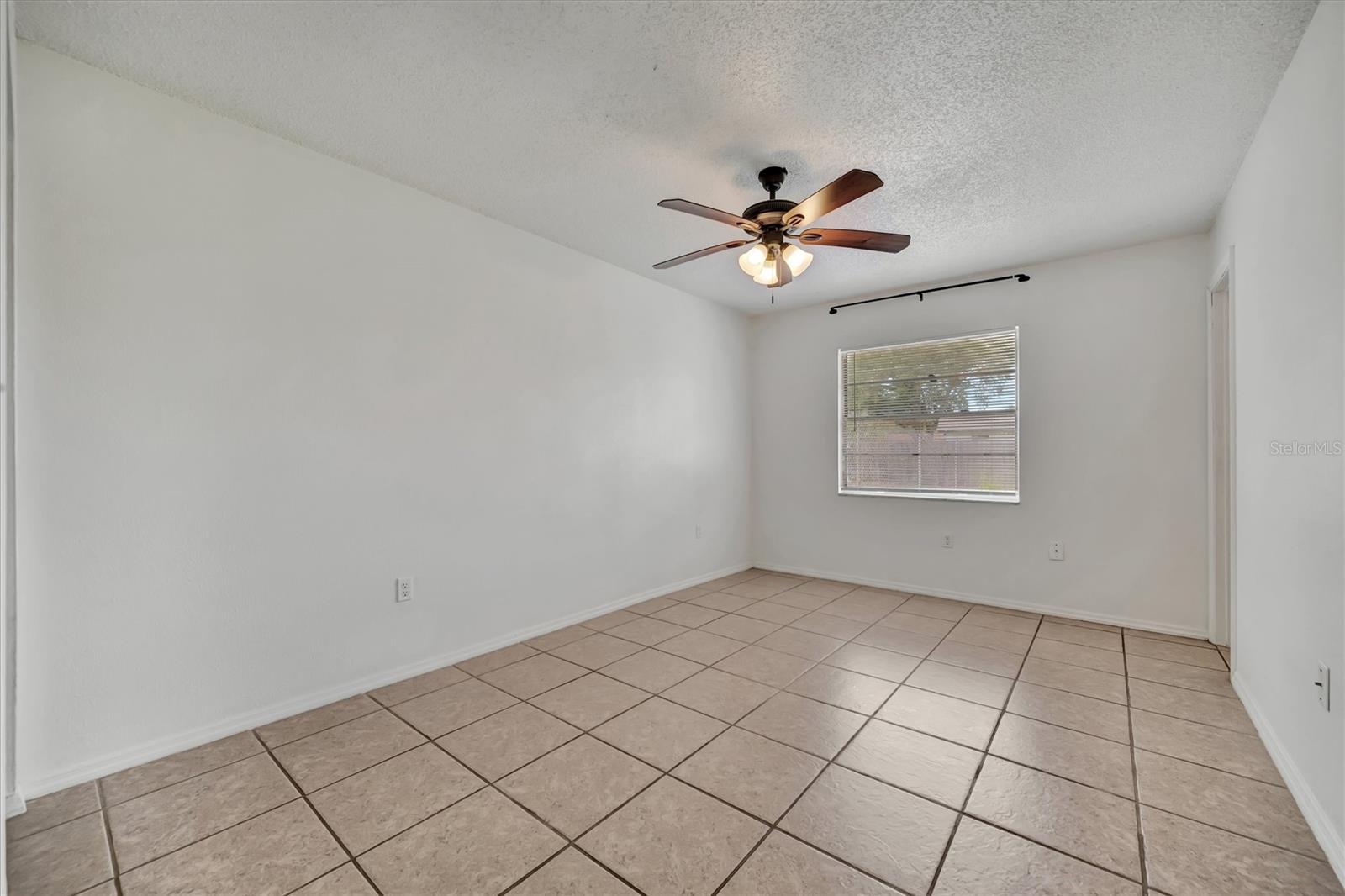 Listing photo id 38 for 416 40th Street E