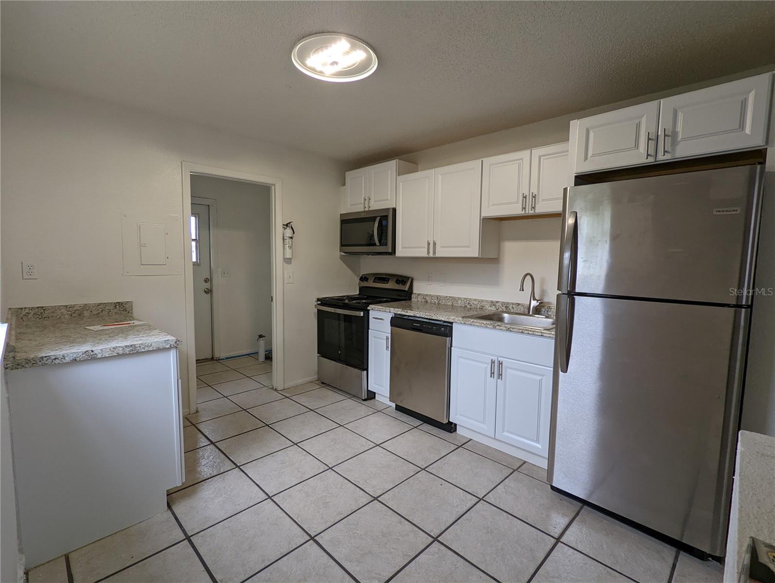 Listing photo id 65 for 416 40th Street E