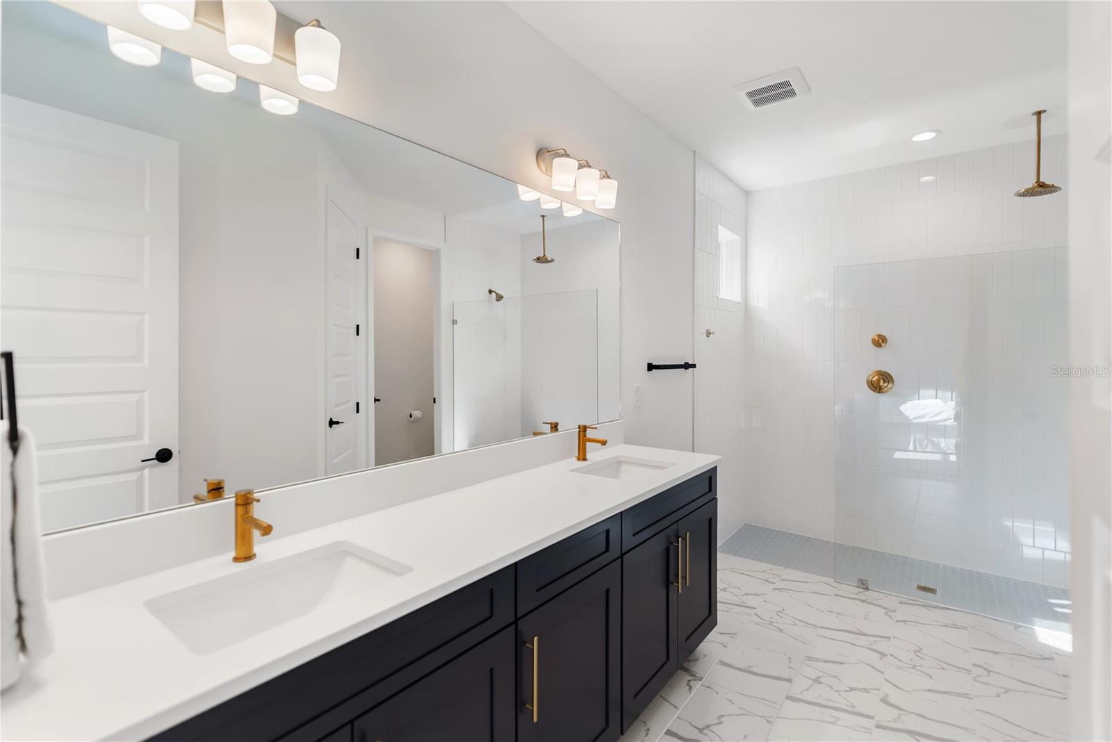 Image 34 of 75 For 17510 Savory Mist Circle