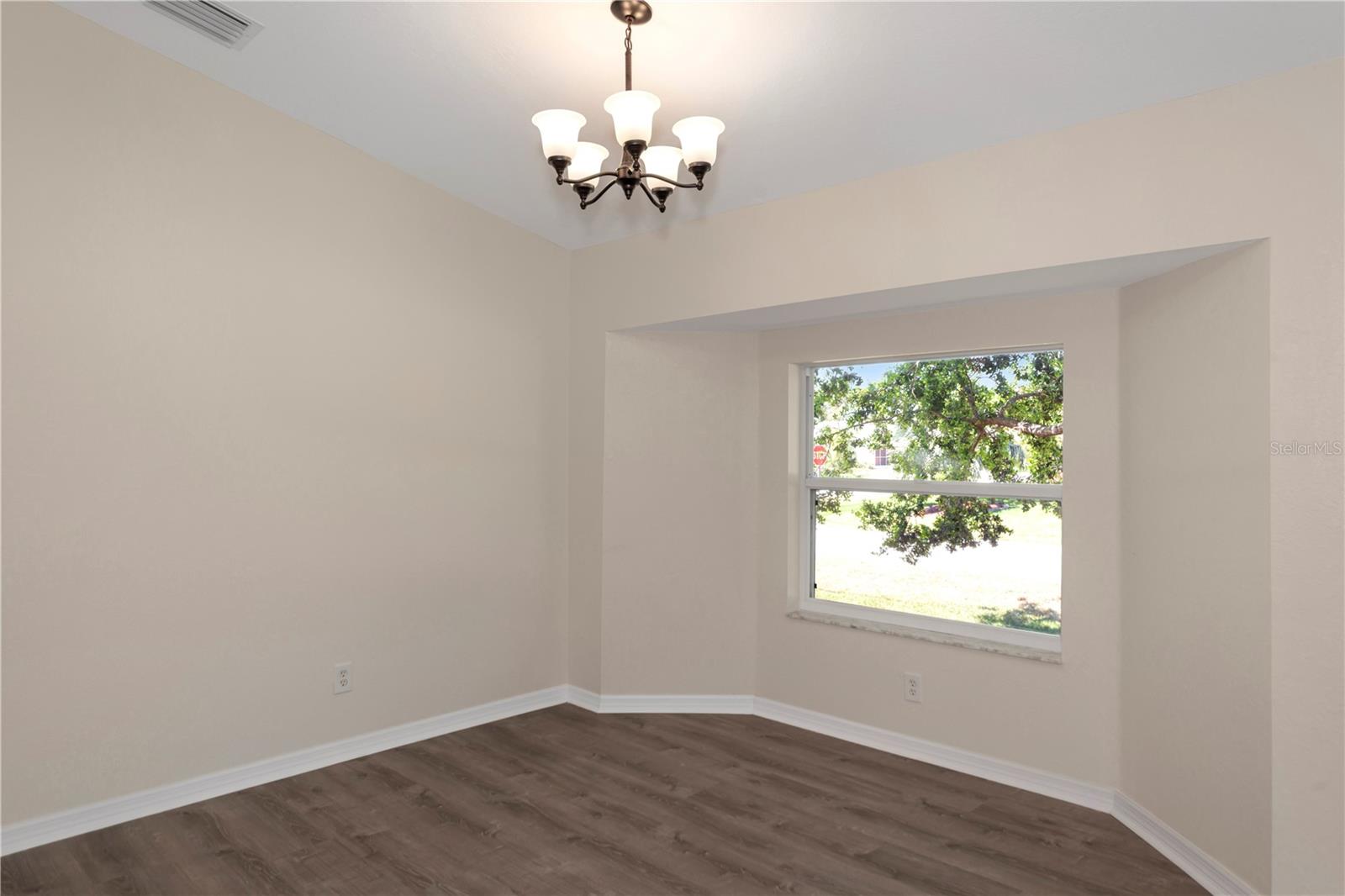 Image 13 of 32 For 1401 Hedgewood Circle