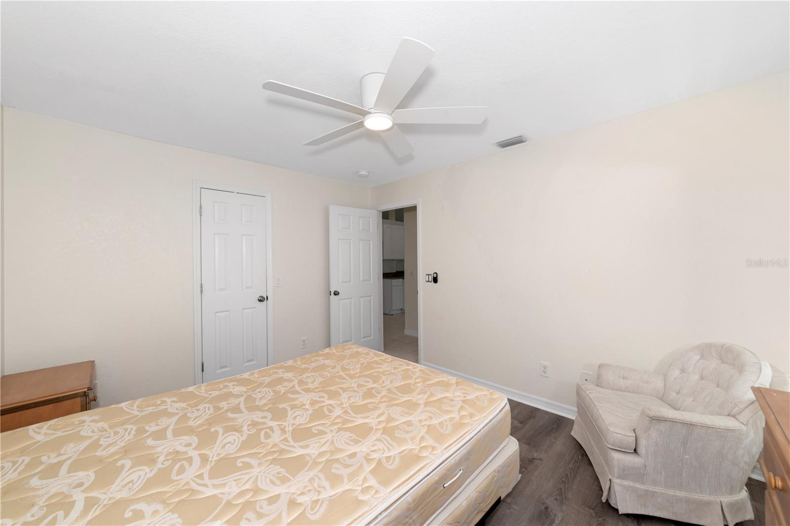 Image 22 of 32 For 1401 Hedgewood Circle