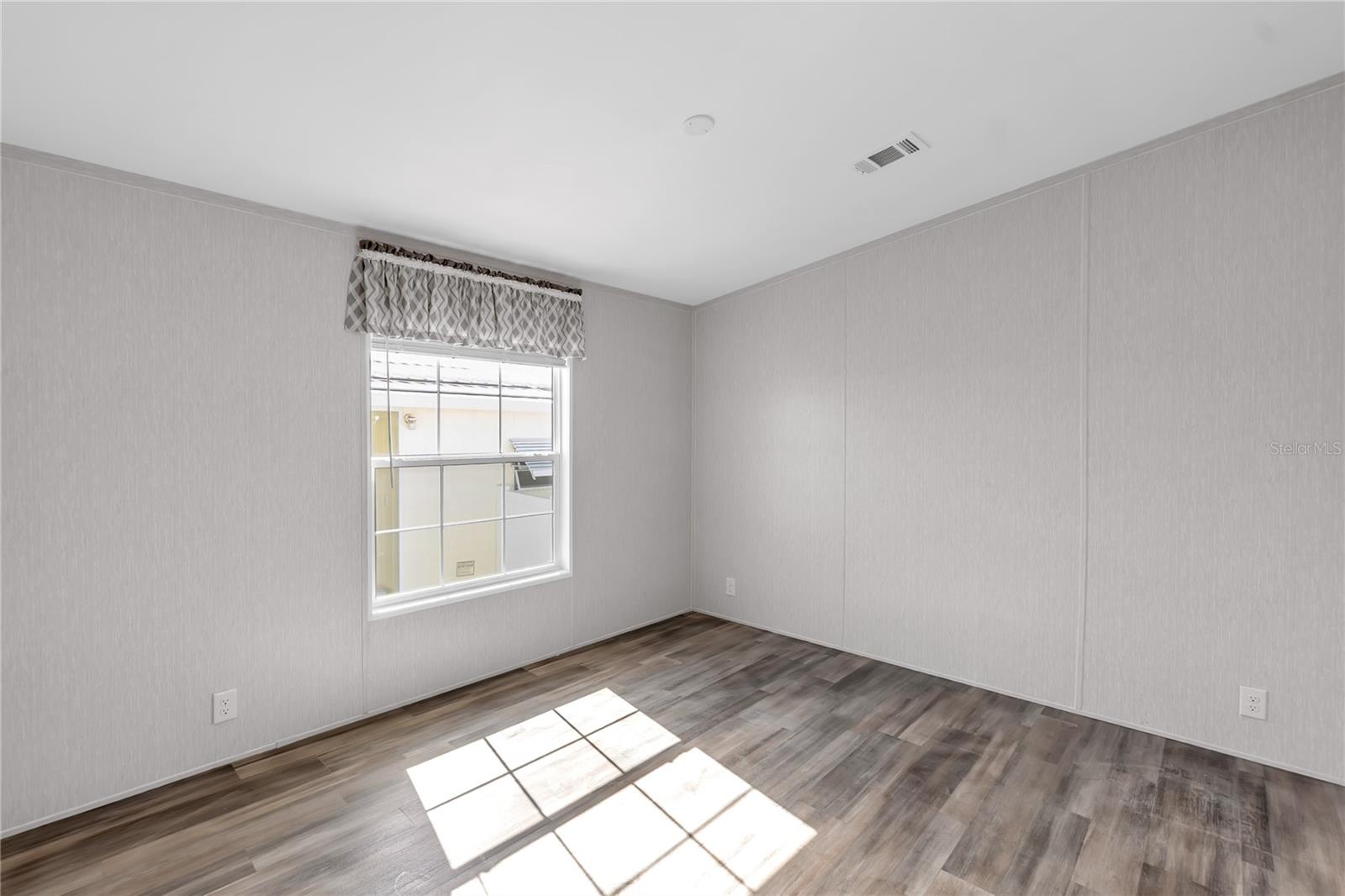 Image 12 of 30 For 2107 Palma Sola Boulevard 13