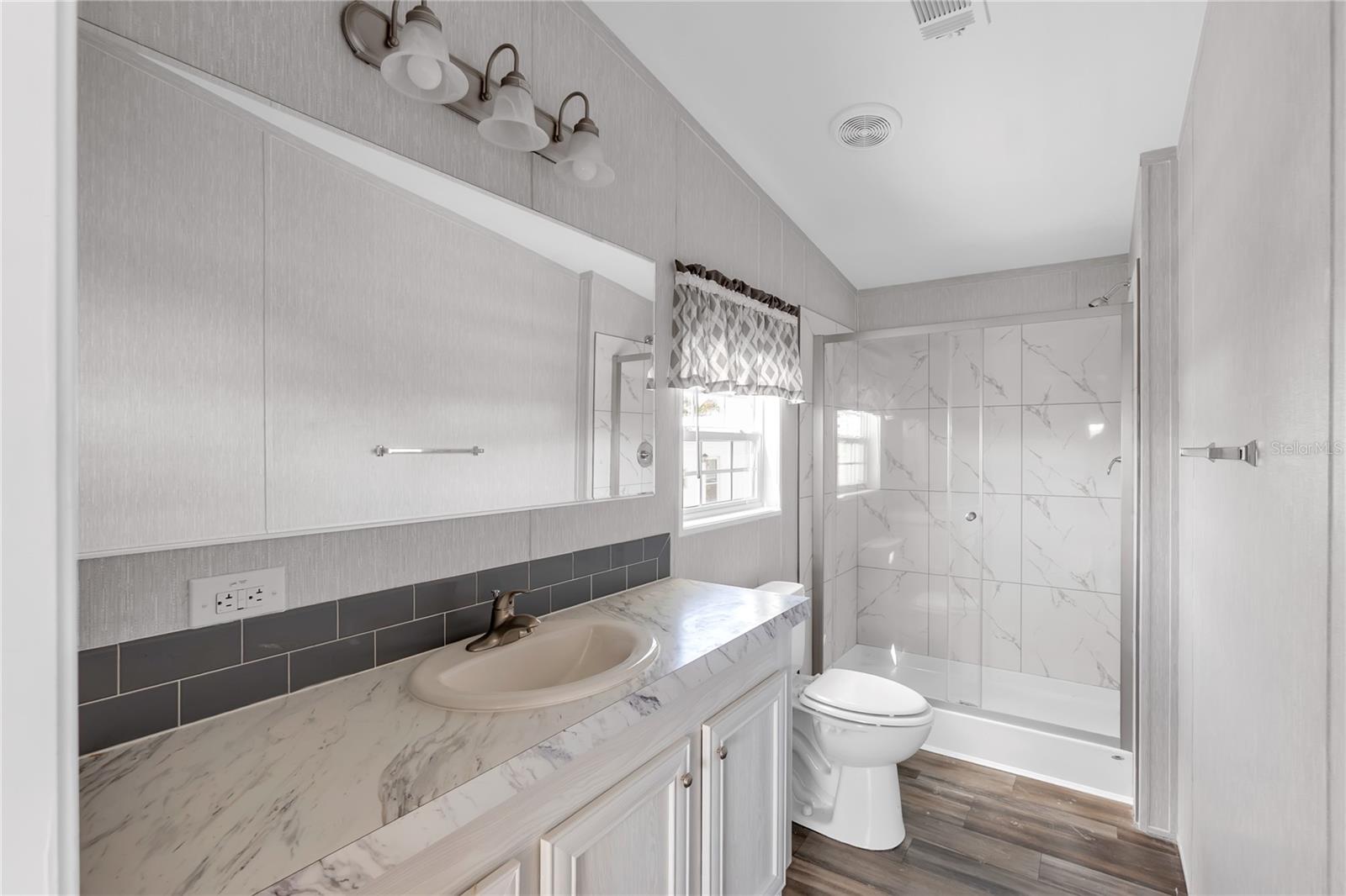 Image 15 of 30 For 2107 Palma Sola Boulevard 13