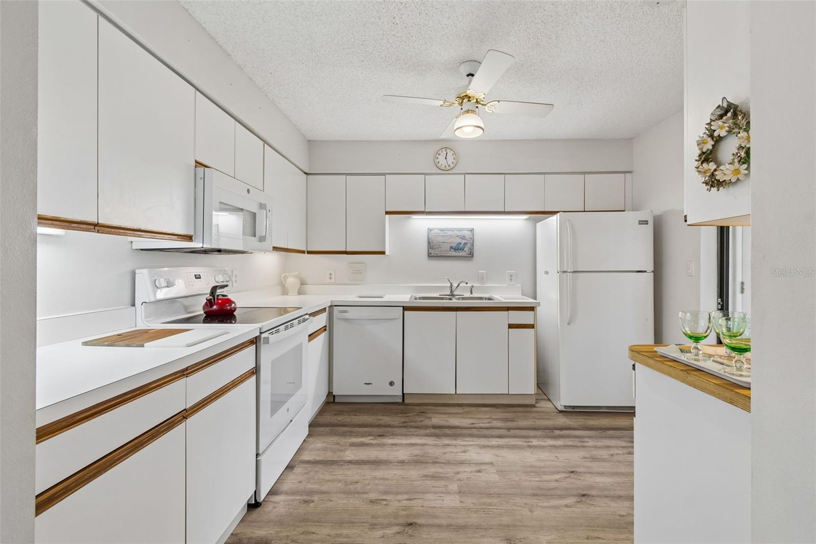 Image 14 of 63 For 6067 Fairway Lane 1413