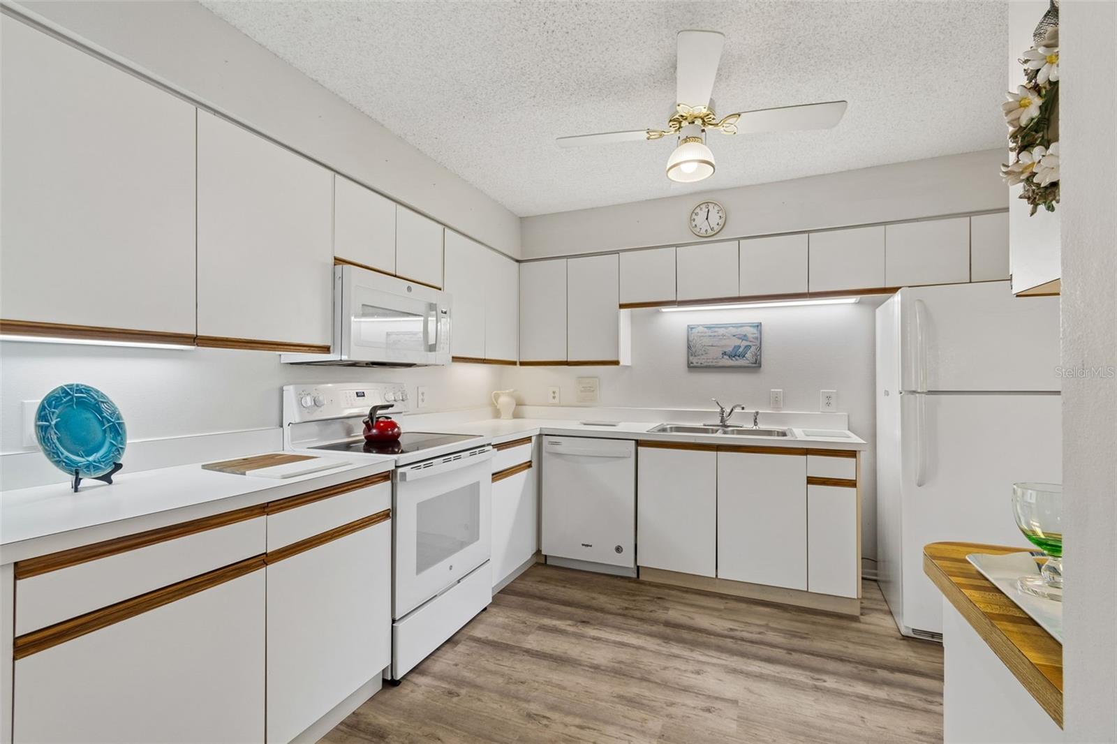 Image 17 of 63 For 6067 Fairway Lane 1413
