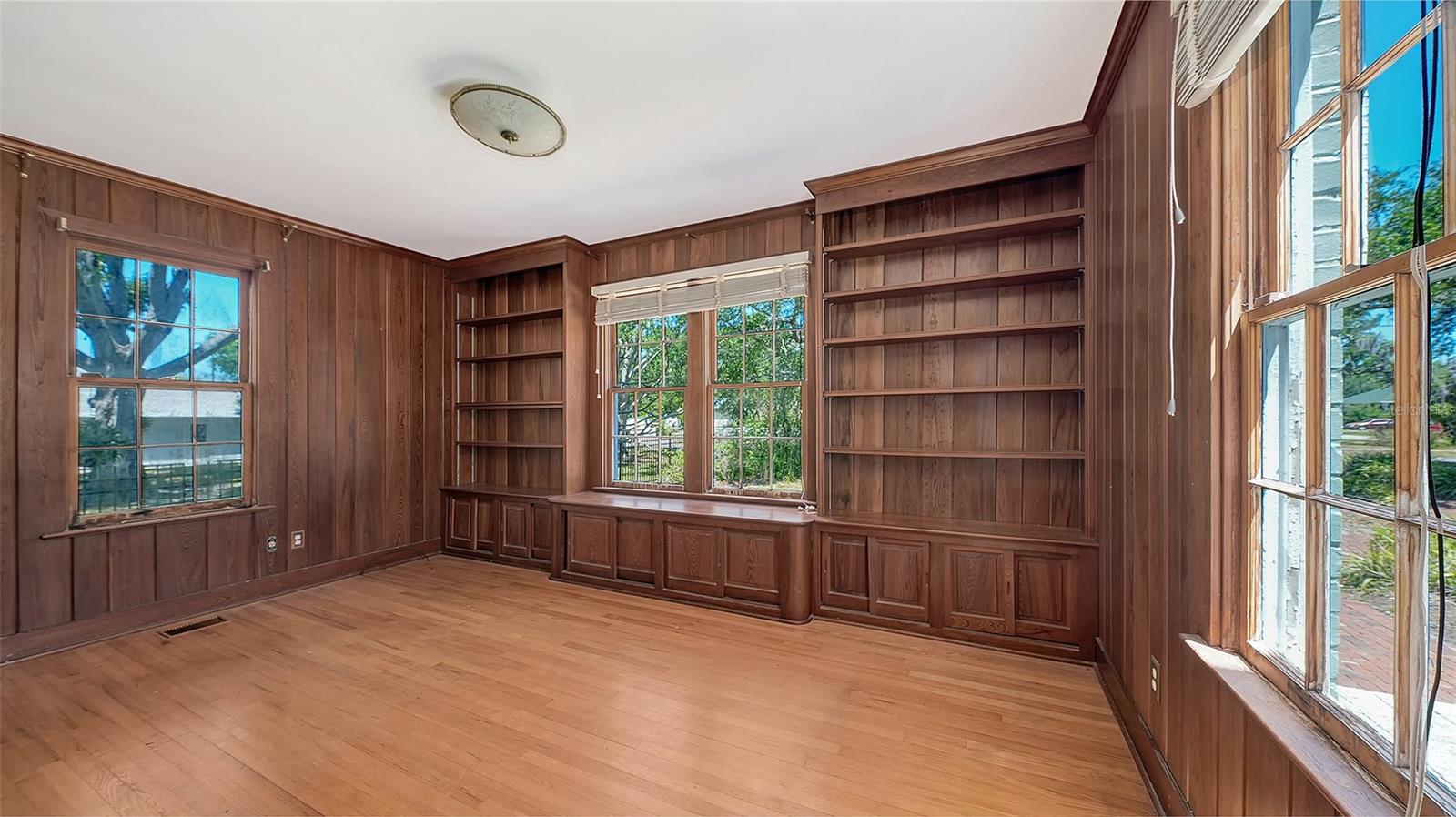 Image 22 of 53 For 1705 4th Street W