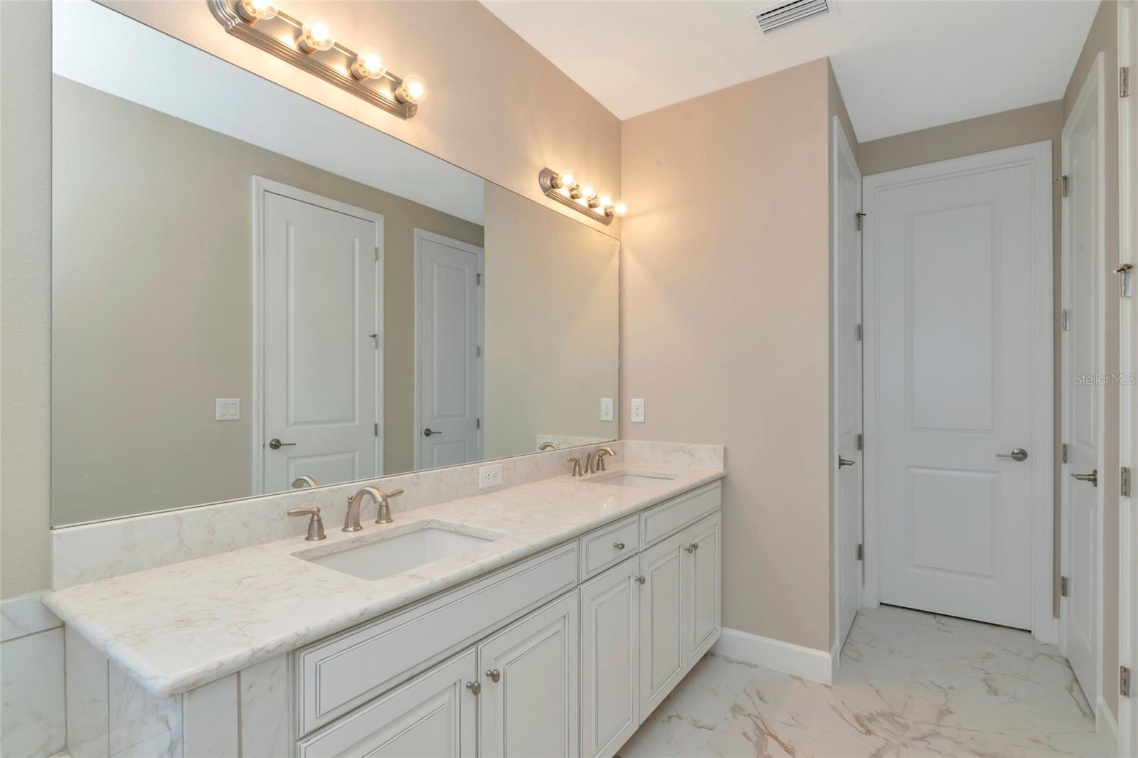 Image 35 of 93 For 10187 Milky Way Circle