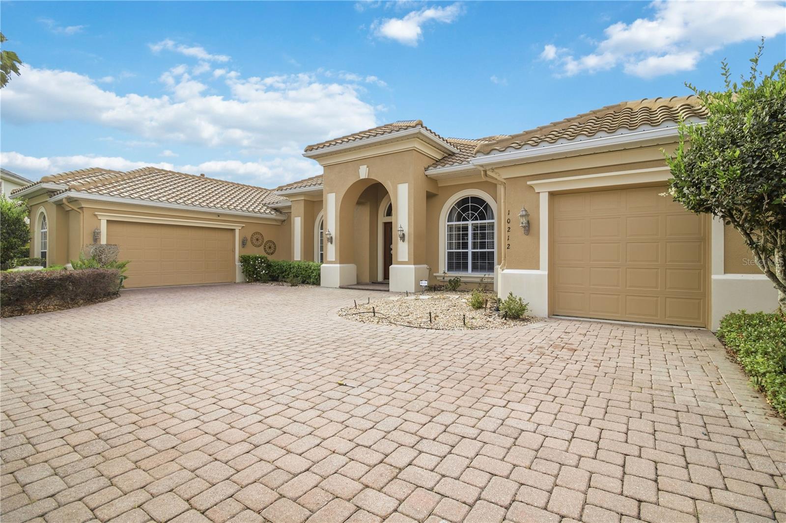 Listing photo id 3 for 10212 Discovery Terrace