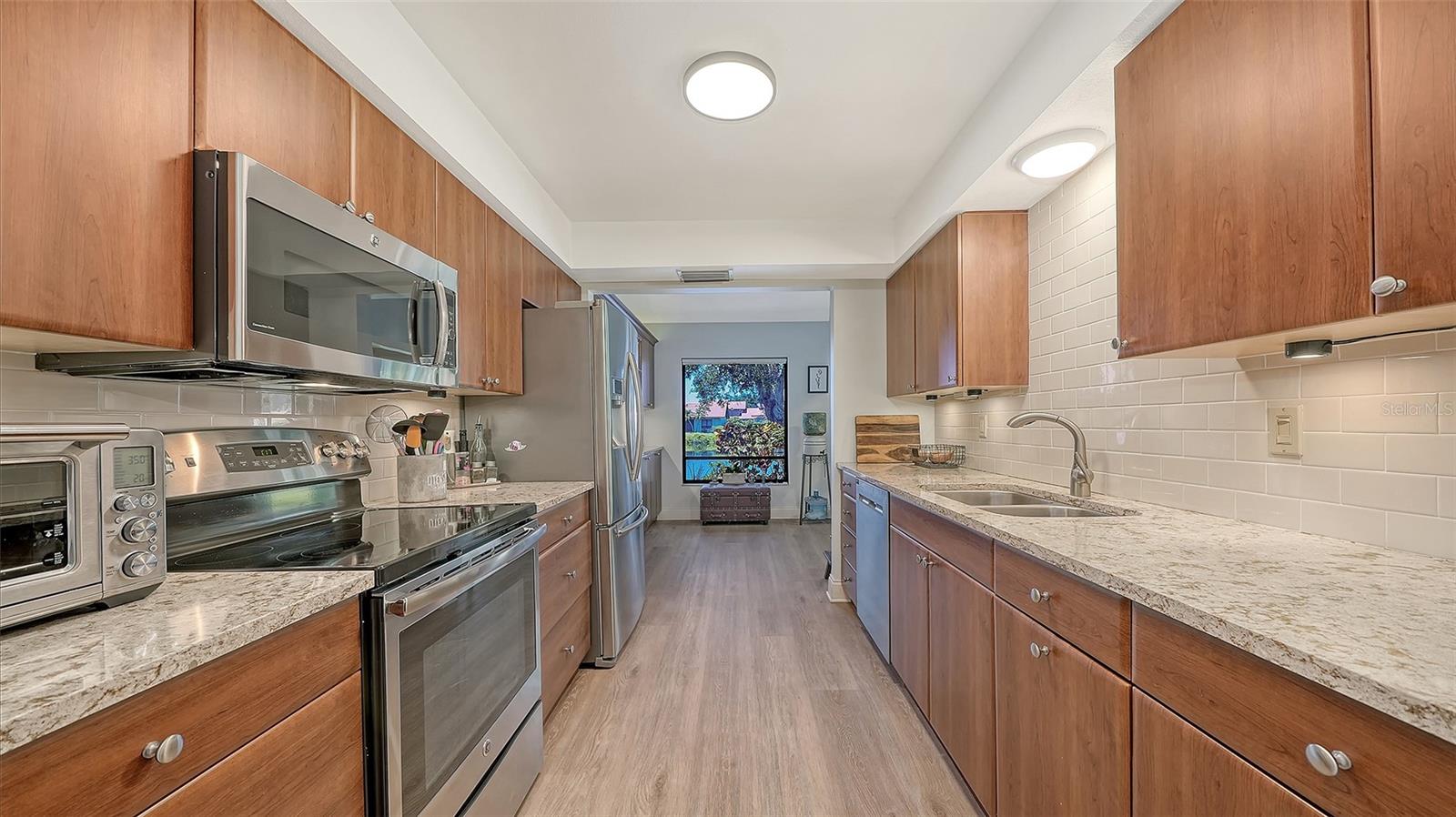 Image 10 of 58 For 6048 Wilshire Boulevard 2