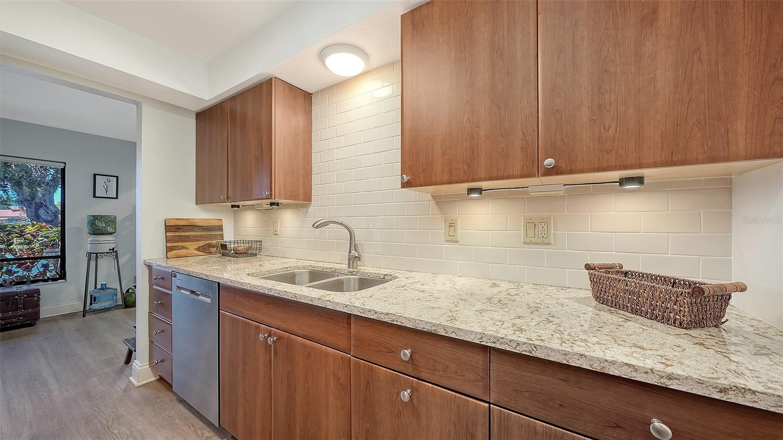 Image 11 of 58 For 6048 Wilshire Boulevard 2